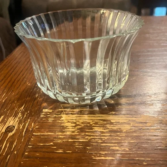 Vintage Elegant Clear Glass Bowl- 1986 - Picture 2 of 4